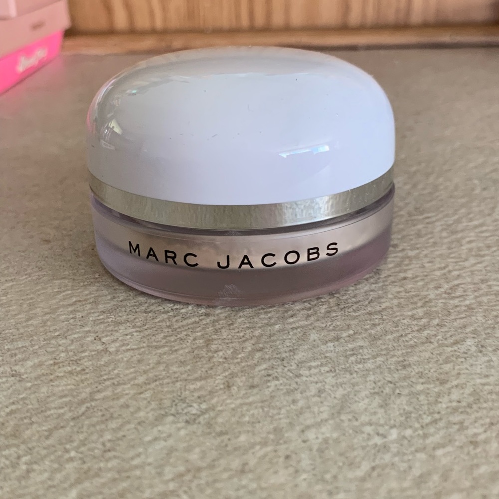 Marc Jacobs coconut setting powder in shade finish line